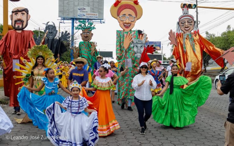 Color y orgullo en la Caminata Cultural y Feria Gastronómica