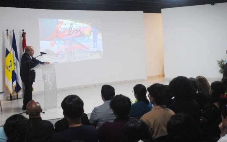 Imparten conferencia magistral en la UNICA