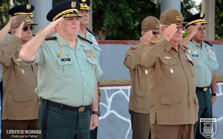 Saludo del General de Ejército, Julio César Avilés Castillo, durante visita a Cuba