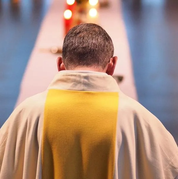 Encuentran a sacerdote en actitud comprometedora con novia de un feligrés