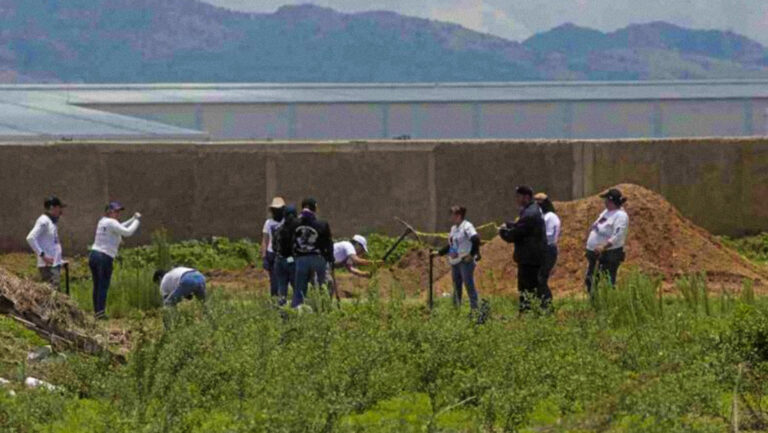 Encuentran bolsas con restos humanos en fosa clandestina en México