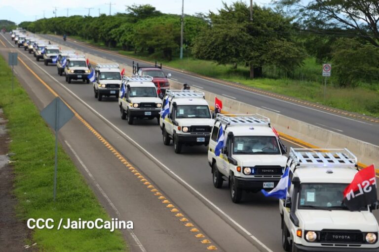 Entregan 19 ambulancias totalmente equipadas