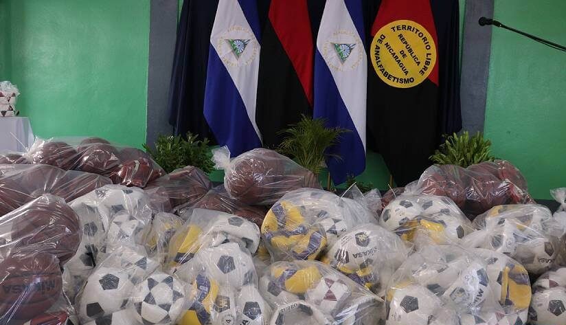 Entregan materiales deportivos en centros escolares de Managua