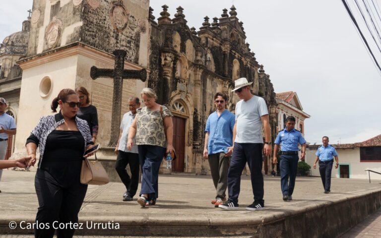 Escultor y arquitecto ruso visitan ciudad de Granada