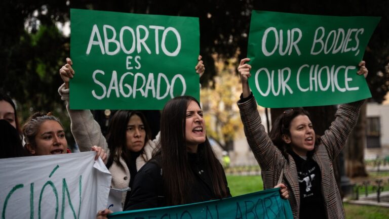 España planea blindar el derecho al aborto en su Constitución