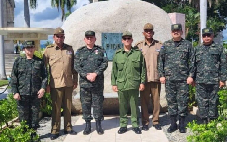 General Julio César Avilés rinde homenaje a los héroes nacionales de Cuba
