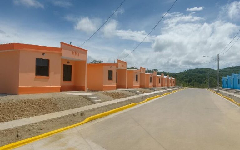 Gobierno de Nicaragua entregará 50 viviendas en San Juan del Sur La Copresidenta del país, Rosario Murillo, destacó la entrega de 50 viviendas a familias en la Urbanización Comandante Gaspar García Laviana” en la Comunidad El Ostional, en San Juan del Sur, Rivas. “Entregamos viviendas en San Juan del Sur este viernes 24, son 50” indicó la Copresidenta. Precisó, que estas familias habitaban en zonas vulnerables y con la construcción de la carretera costanera, han sido trasladadas a un lugar seguro. “Estas familias han sido trasladadas por nuestro Ministerio de Transporte e Infraestructura a este lugar seguro, donde además cuentan con todos los servicios de agua potable, energía, comunicación, calles pavimentadas y espacios turísticos”, expreso Rosario. De esta manera, se mejora la vida de las familias que ahora habitarán en un l ambiente de seguridad, paz y dignidad.