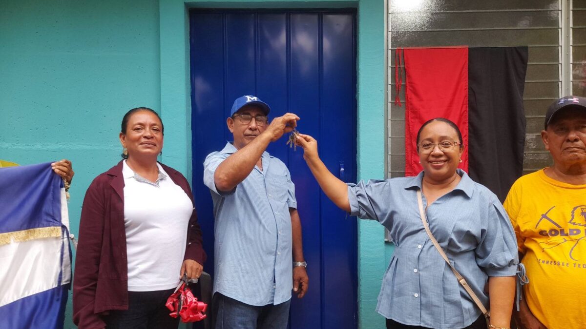 Gobierno entrega dos viviendas en Nandaime