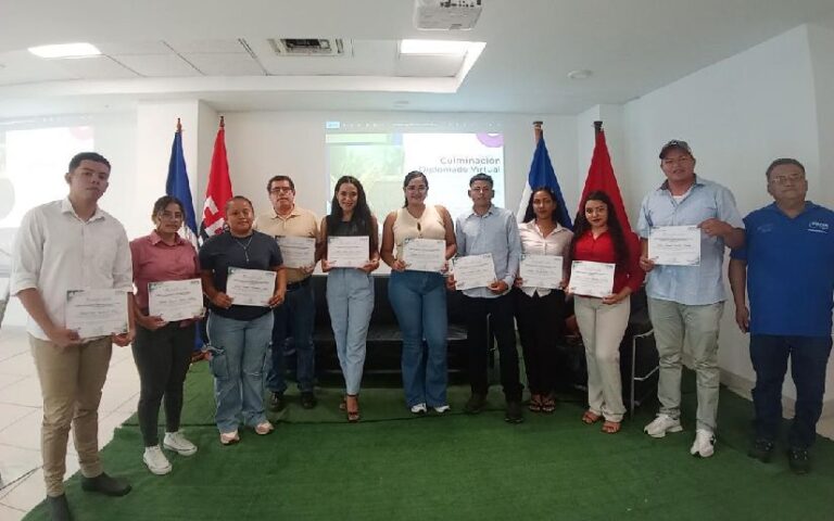 INTA entrega certificado a participantes de diplomado sobre producci