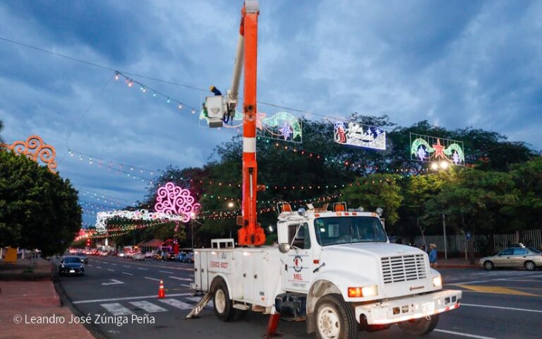 Inició instalación de adornos navideños en Managua