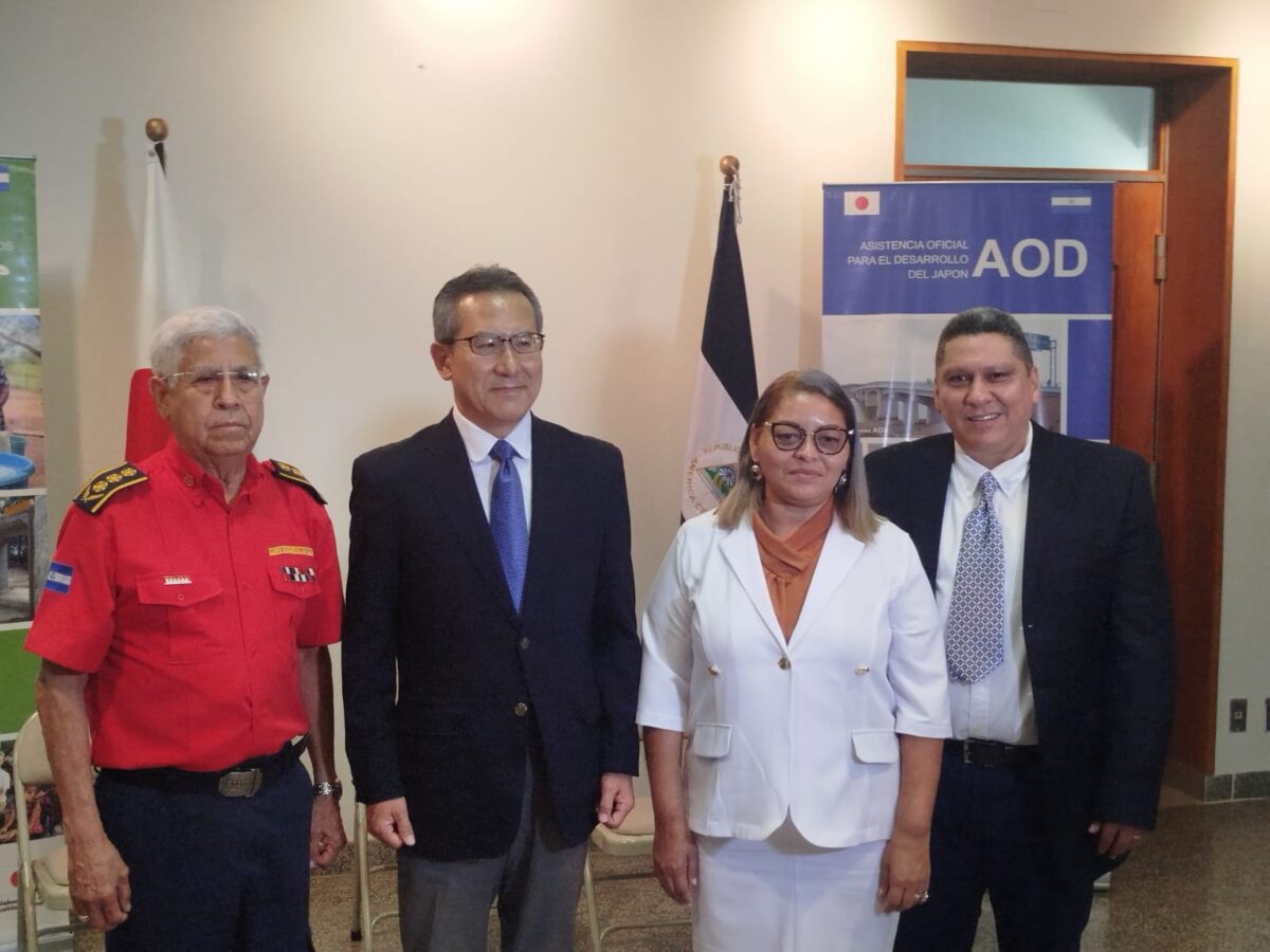 Japón firma contrato de donación de ambulancia y camiones