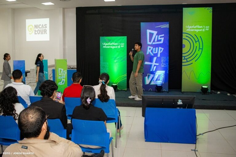 Jóvenes participan en Ideathones de cara al Hackathon