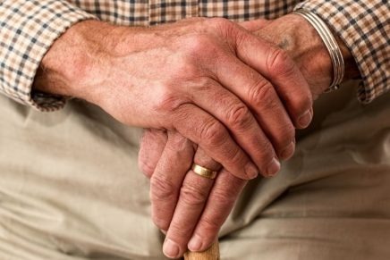 Roba para ser detenido y estar junto a su nieto en prisión