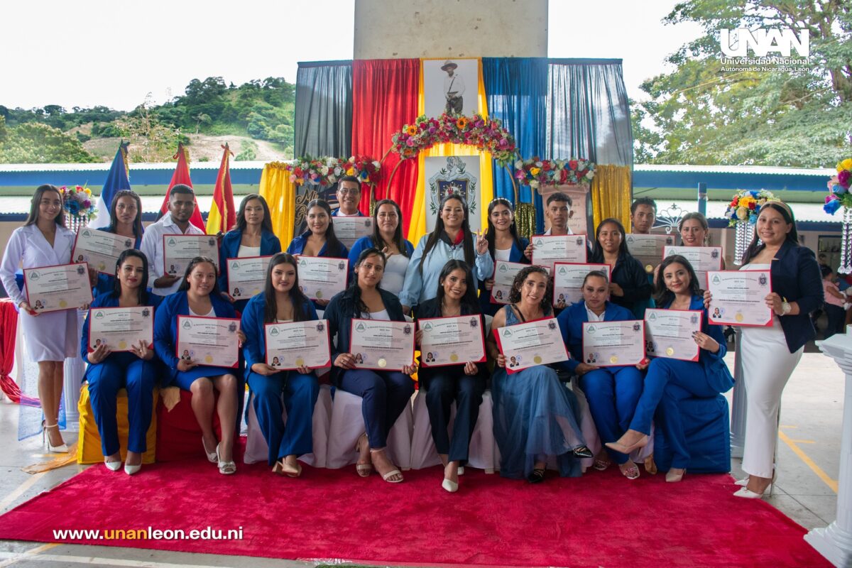 Más 40 estudiantes de UNICAM reciben títulos profesionales