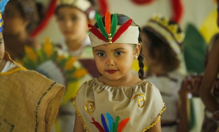 Más de 80 niños y niñas participaron en pasarela de trajes autóctonos