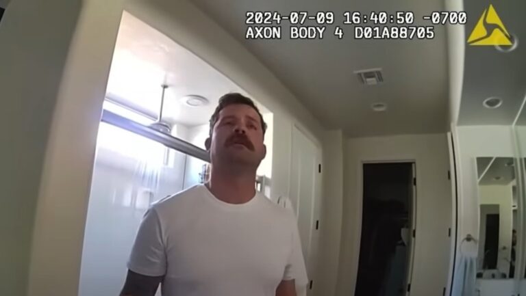 Mientras veía pornografía su hija de 2 años moría