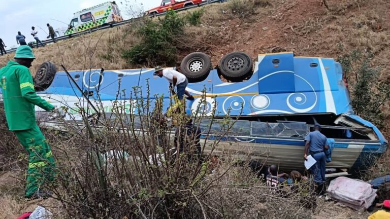 Mueren 42 personas en accidente de tránsito en Sudáfrica
