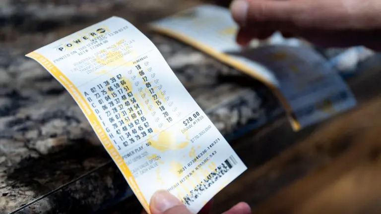 Mujer se gana la lotería consultando a ChatGPT