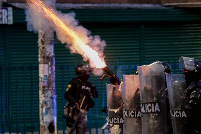 Paro nacional en Ecuador cumple 13 días con bloqueos y represión