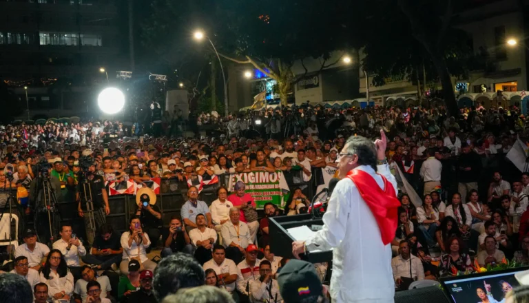 Petro impulsa recolección de firmas para convocar a Asamblea Constituyente en 2026
