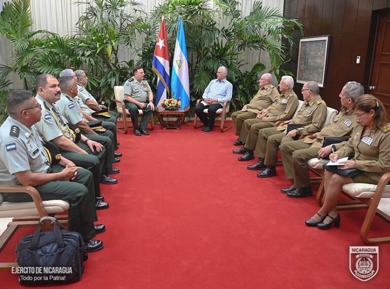 Presidente de Cuba, compañero Miguel Díaz-Canel sostiene encuentro con Jefe de las Fuerzas Militares del Ejército de Nicaragua