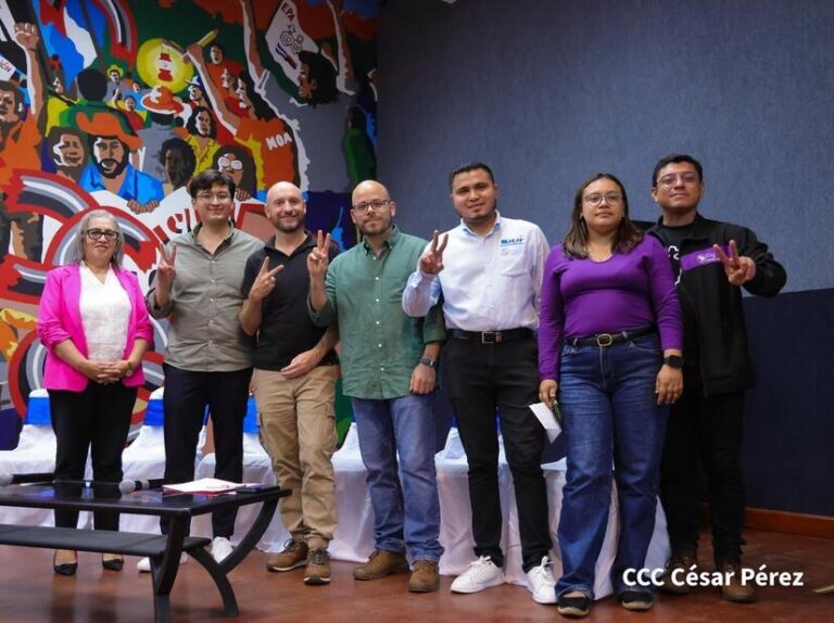 Estudiantes universitarios realizan intercambios en temas de comunicación con expertos de RT en Español