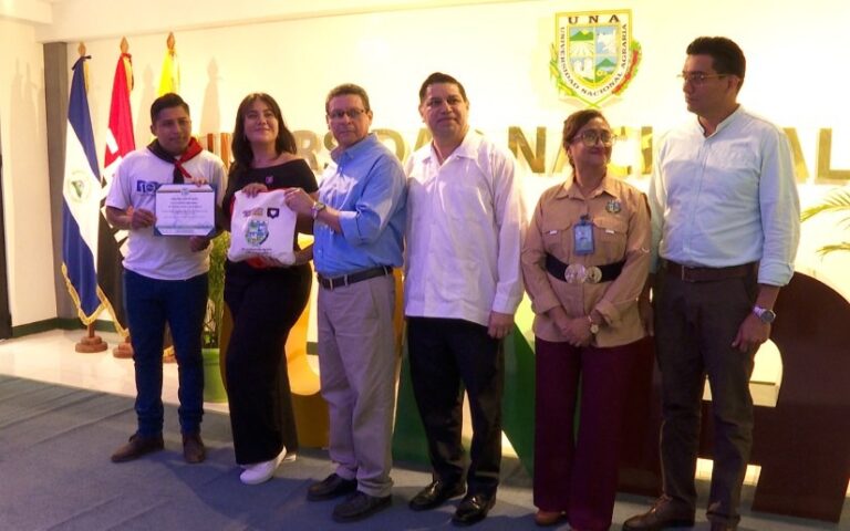 Reconocen a 300 universitarios destacados en la UNA