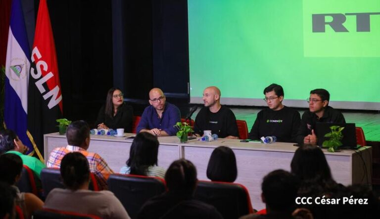Rosario, saluda a equipo periodístico de RT que se encuentra en el país