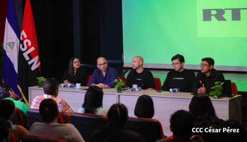 Rosario, saluda a equipo periodístico de RT que se encuentra en el país