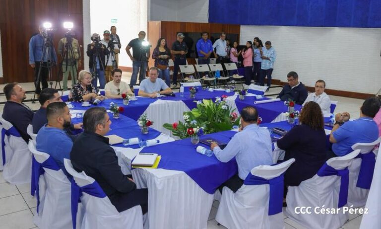 Escultores rusos sostienen encuentro con autoridades de Nicaragua