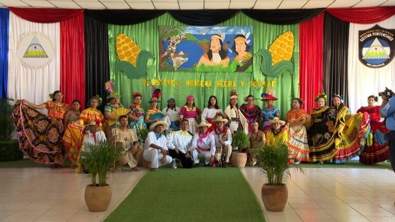 Pasarela de Huipil para celebrar el Día de la Resistencia Indígena