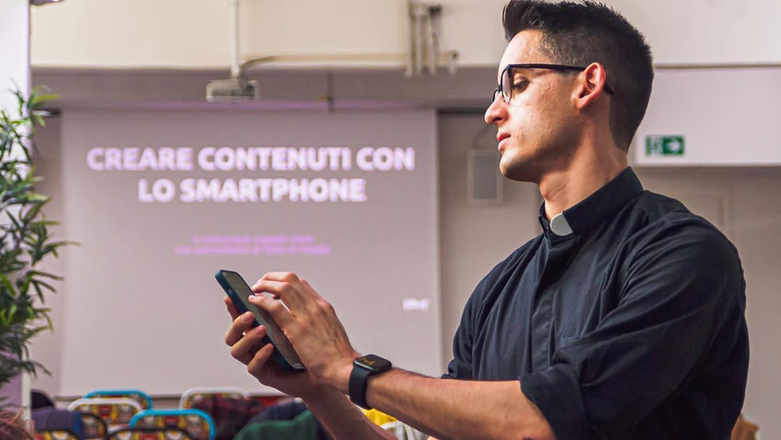 El sacerdote italiano Alberto Ravagnani, conocido en internet como “Un Prete in Palestra” (“Un sacerdote en el gimnasio”), fue reprendido por sus superiores tras compartir rutinas de ejercicio y promocionar suplementos vitamínicos en sus redes sociales.