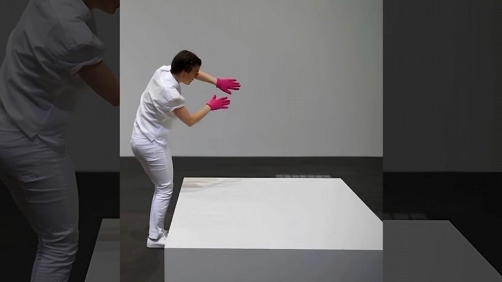 Vende una escultura invisible en 17 mil dólares