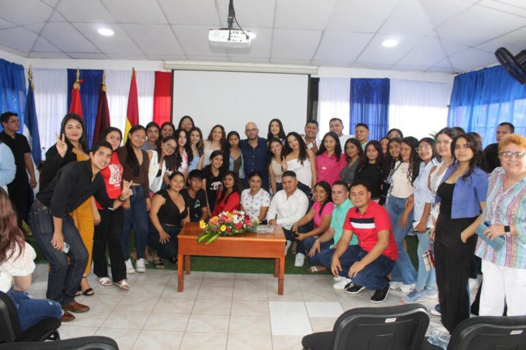 Comunicadores sandinistas fortalecen capacidades en fotografía creativa