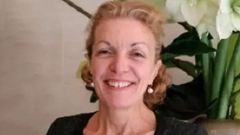 Mujer muere asfixiada por la ventanilla de su auto