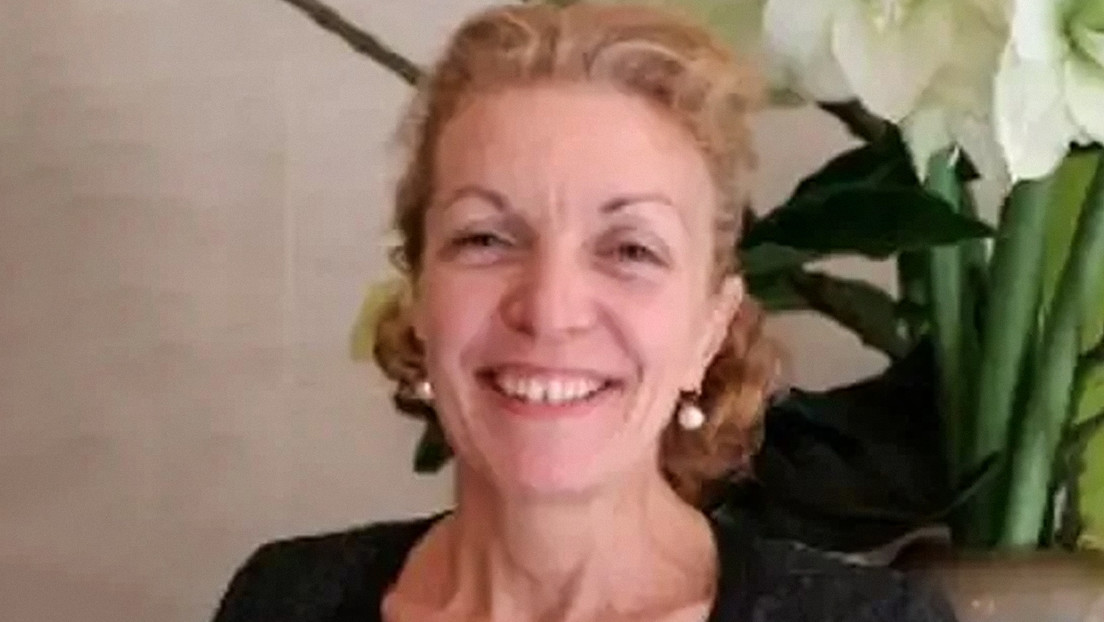 Mujer muere asfixiada por la ventanilla de su auto