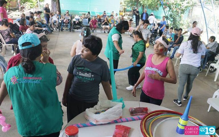 Llevan alegría al hogar Pajarito Azul, Managua