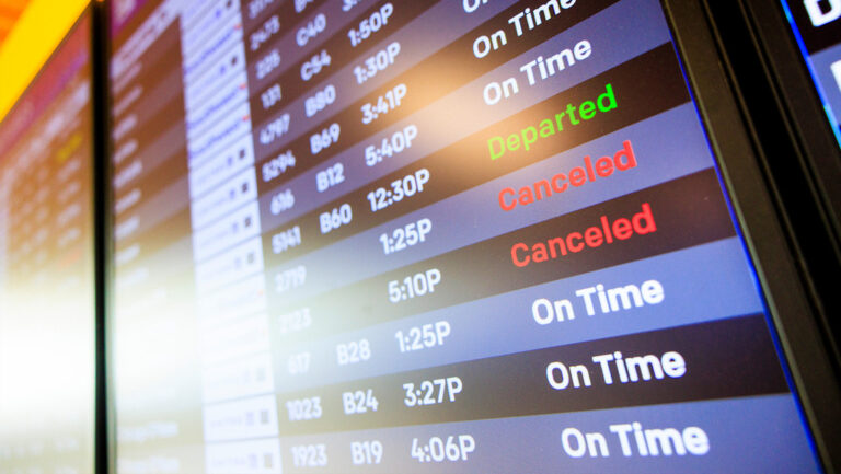 Cierre de Gobierno en EEUU deja miles de vuelos cancelados