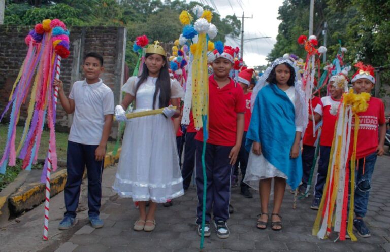 Alegre y colorido Carnaval Navideño recorre Altagracia