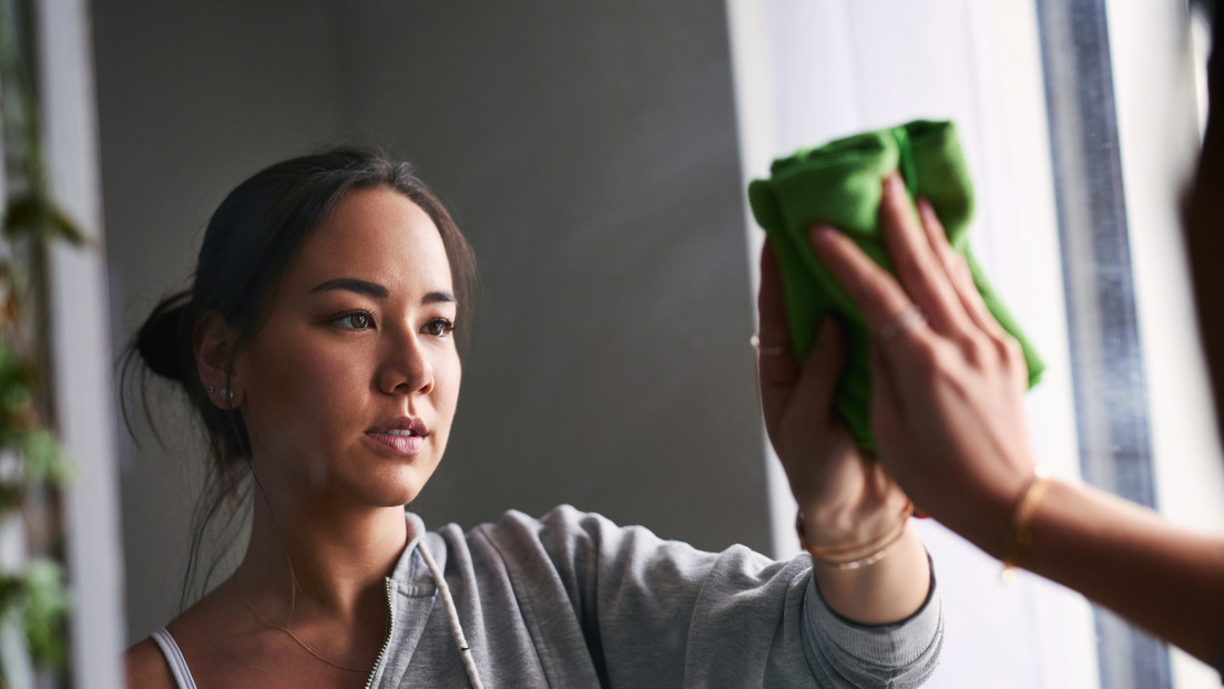 Arruina obra de arte al confundirla con espejo sucio