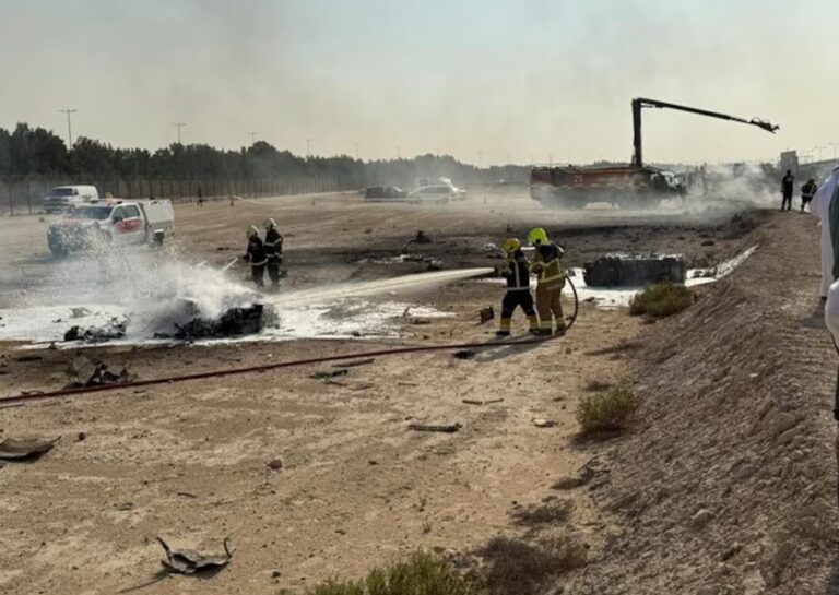 Avión de la India se estrella durante una exhibición