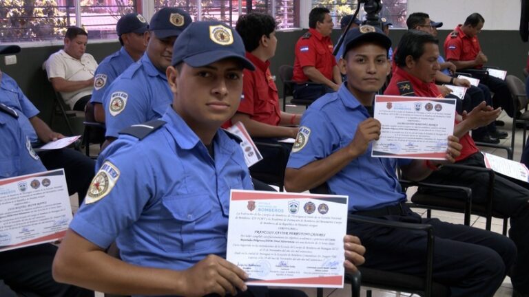 Bomberos Unidos completan curso especializado en materiales peligrosos