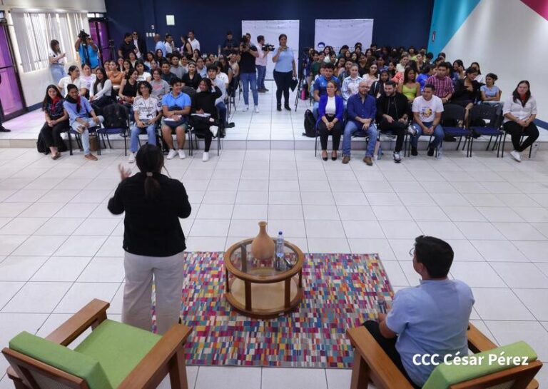Comunicadores participan en encuentro sobre redes sociales