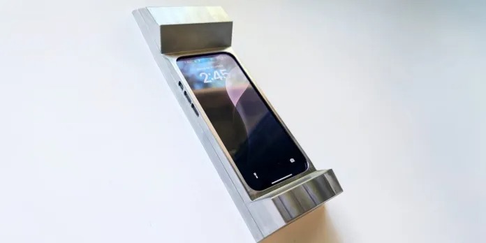 Crean funda de acero para reducir la adicción del teléfono