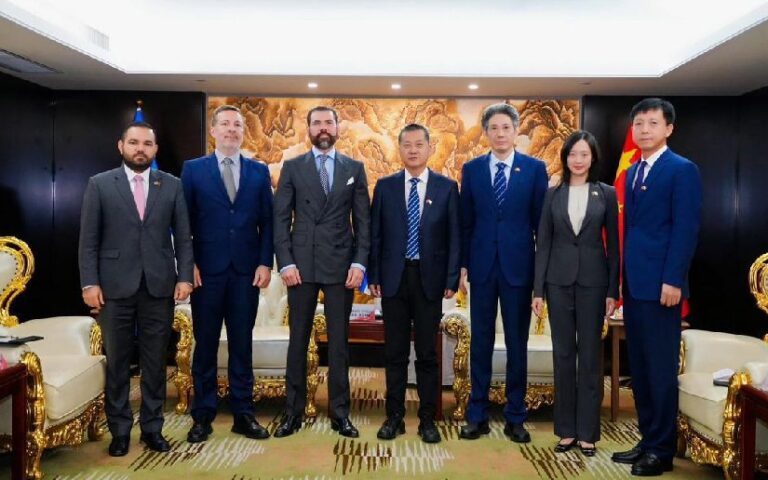 Delegación del Gobierno de Nicaragua sostiene reuniones con empresas de la República Popular China En el marco de su participación en la 18 Cumbre Empresarial China-LAC, la Delegación del Gobierno de la República de Nicaragua está llevando a cabo una serie de reuniones con empresas de la República Popular China promoviendo más inversiones chinas en Nicaragua. Hoy Martes 4 de Noviembre se han reunido con la empresa CCSI la cual desarrolla proyectos de sistemas informáticos para instituciones del Gobierno de Nicaragua. También se han reunido con las empresas ZMJ y HUAWEI las que están realizando inversiones en proyectos de telecomunicaciones en Nicaragua. Finalmente se han reunido con la empresa minera GUOCHENG, la empresa fabricante de muebles KUKA, la empresa energética WANBANG y la empresa de calzado RED DRAGONFLY. La Delegación nicaragüense la conforman los Compañer@s Laureano Ortega Murillo, Asesor Presidencial; Fernando Sánchez, Director de la Comisión de Zonas Francas; Karina Mejía, Directora de la Secretaría de Inversiones y Exportaciones; y Ramiro Cruz, Embajador de Nicaragua en China.