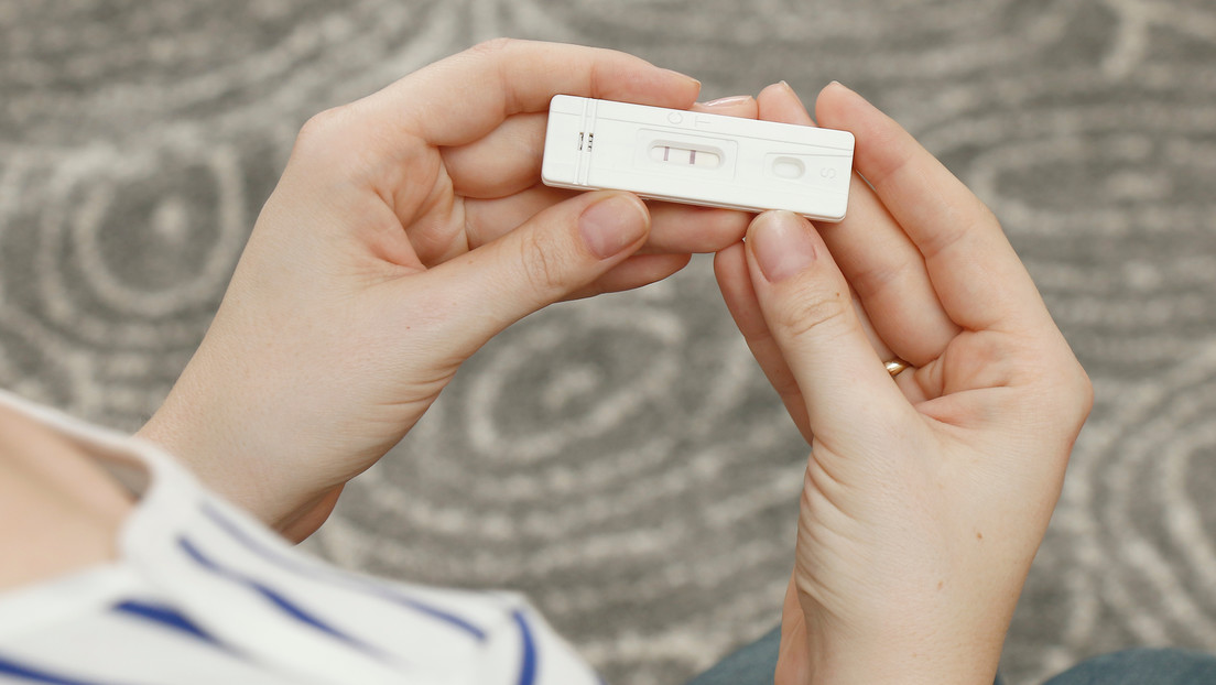 Demanda a su exnovio por “robarle los años de maternidad”