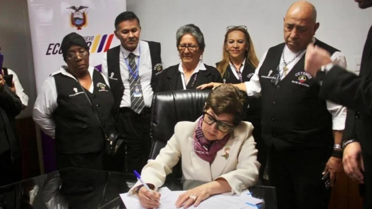 Dos ministros de Noboa dimiten tras consulta popular