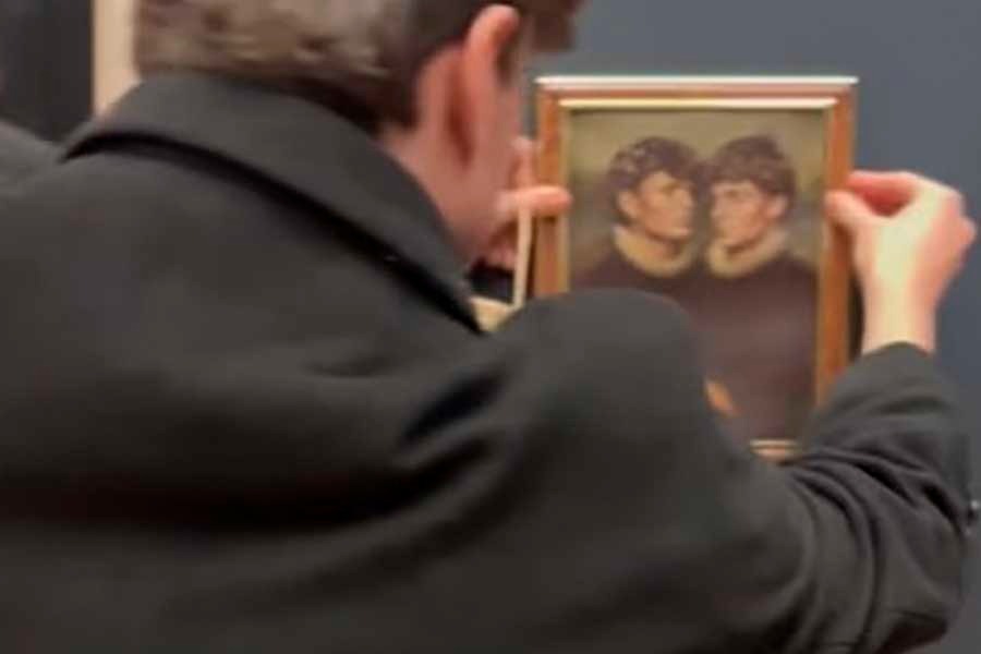 Dos tiktokers cuelgan fotos de ambos en el museo de Louvre