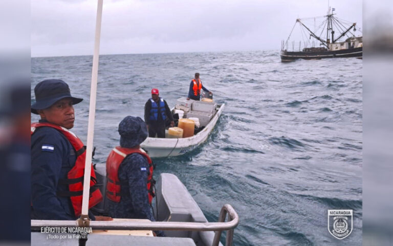 Ejército rescata a dos tripulantes de embarcación a la deriva en el Caribe Norte