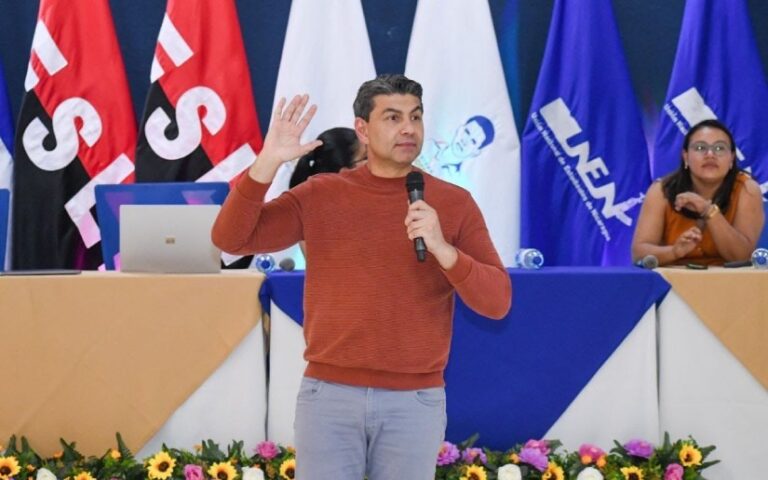 Encuentro fortalece capacidades comunicacionales con Abraham Istillarte